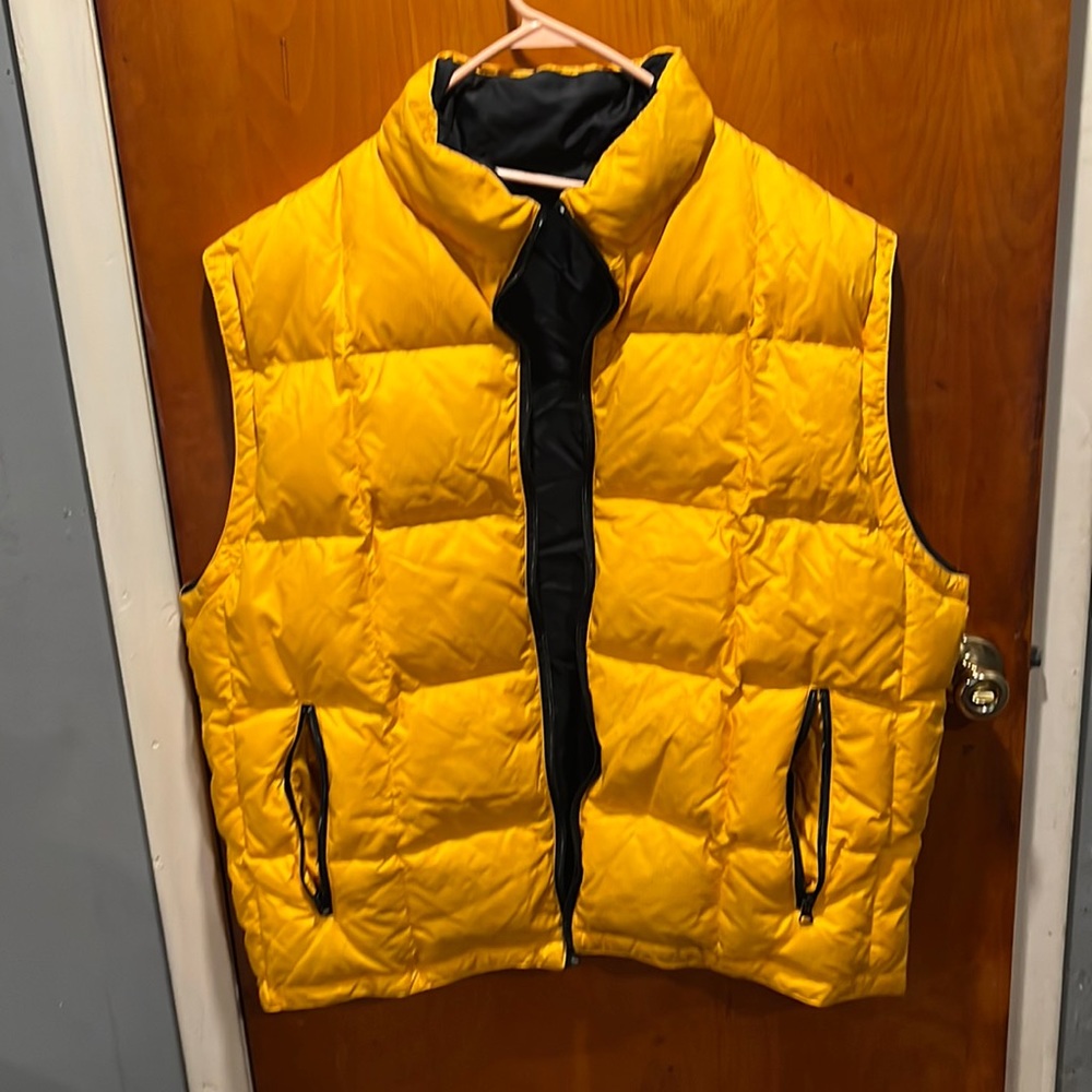 Like new black and yellow reversible vest made by gap size XXL
